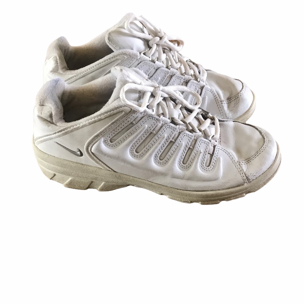 White Nike tennis shoes size 7
